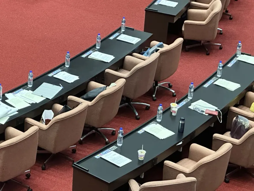 綠委癱瘓4次院會終於放行？　議事人員憂衝突只發瓶裝水