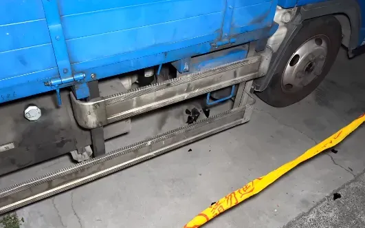 貨車疑遭丟汽油彈！車底驚見碎玻璃、火燻黑　警追緝嫌犯