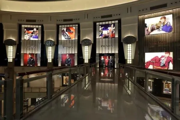 全球經濟恐慌！PRADA逆風收購同鄉Versace
