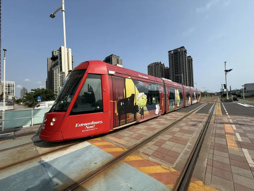 影/離死亡僅差一步！高雄女突自摔軌道　輕軌駕駛急煞車