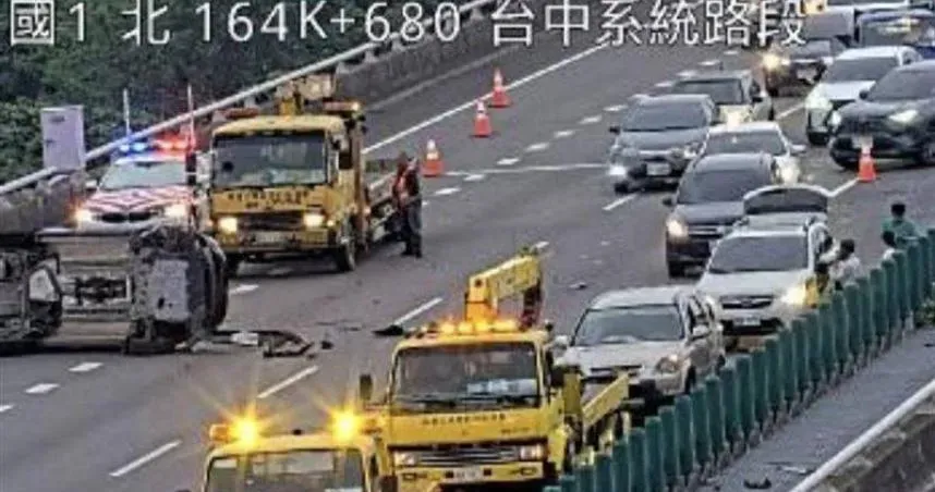 國1台中段2車翻覆占2車道　下班尖峰時段回堵2公里