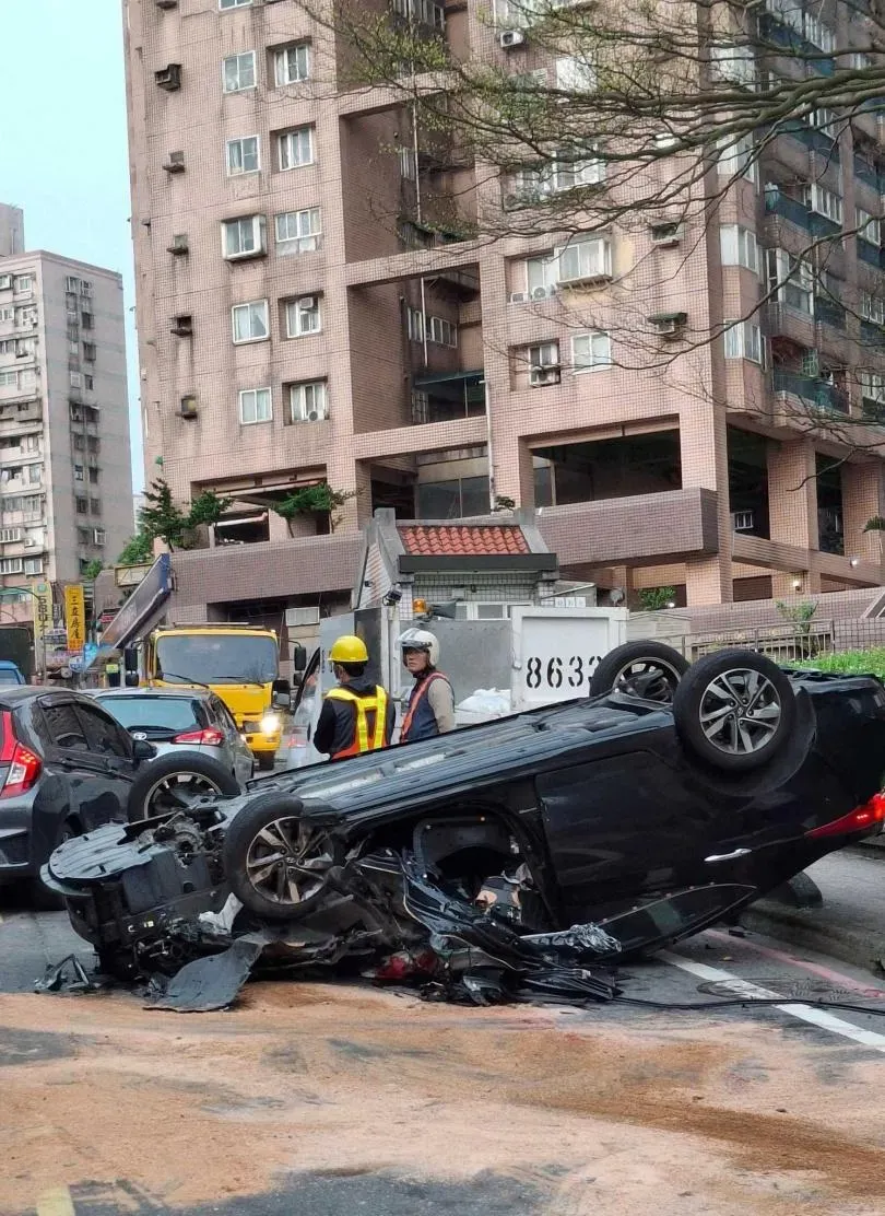 基隆暗夜蹦一聲巨響！3車追撞嚴重車禍　1人送醫不治