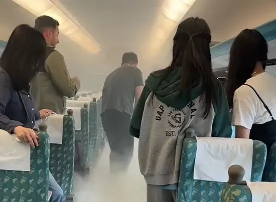 影/高鐵乘客背包「行動電源起火」　車廂煙霧瀰漫畫面曝