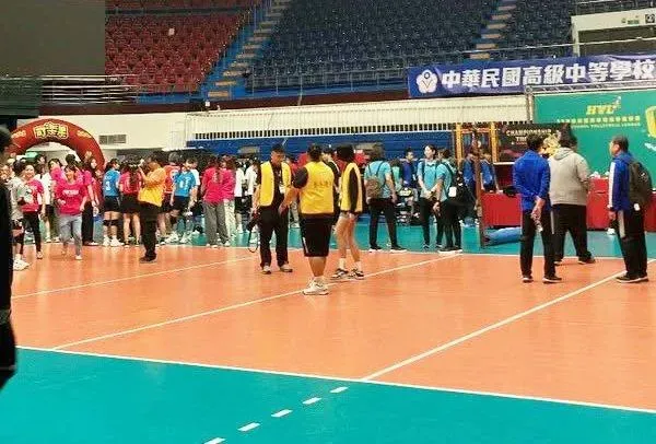 扯爆！高中排球聯賽驚傳「場地塌陷」決賽喊停被罵翻