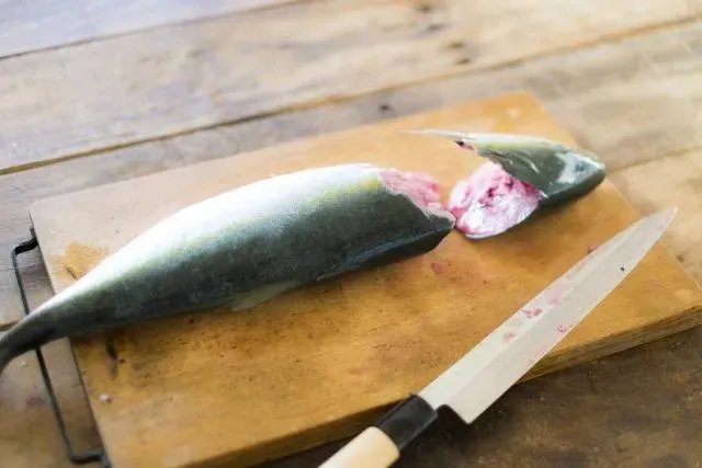 天價！美國女熟食店外「踩到魚內臟」重摔脫臼　獲賠逾2億