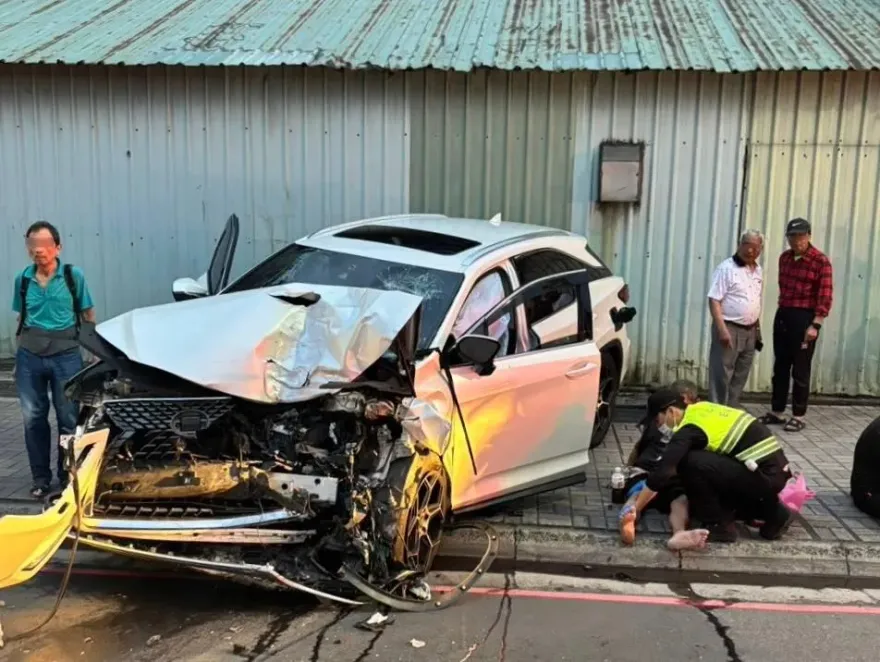 影/直擊！新北自小客「詭橫飄」撞擊遊覽車　3人一度受困