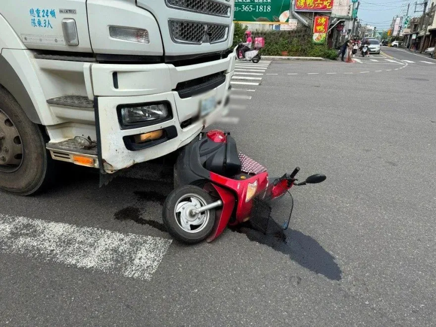 影/女騎士綠燈起步遭預拌車輾！平鎮7旬婦「左腳粉碎骨折」