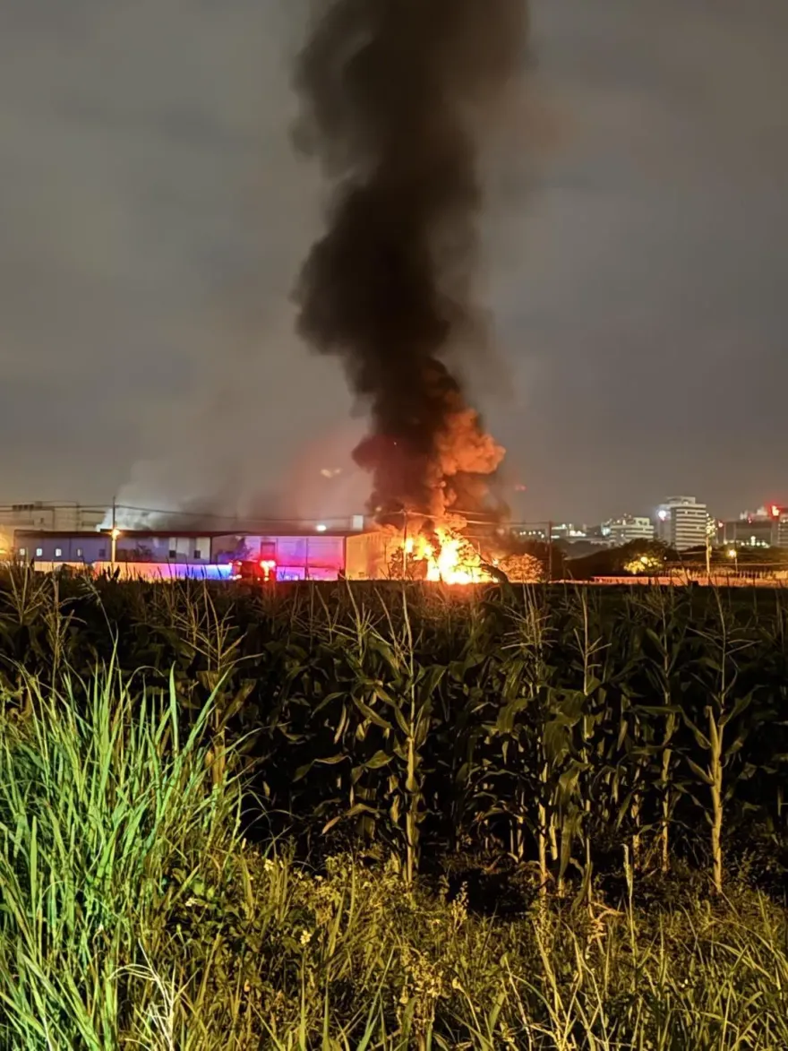 台中鐵皮工廠大火！火光點亮黑夜　幸無人受困