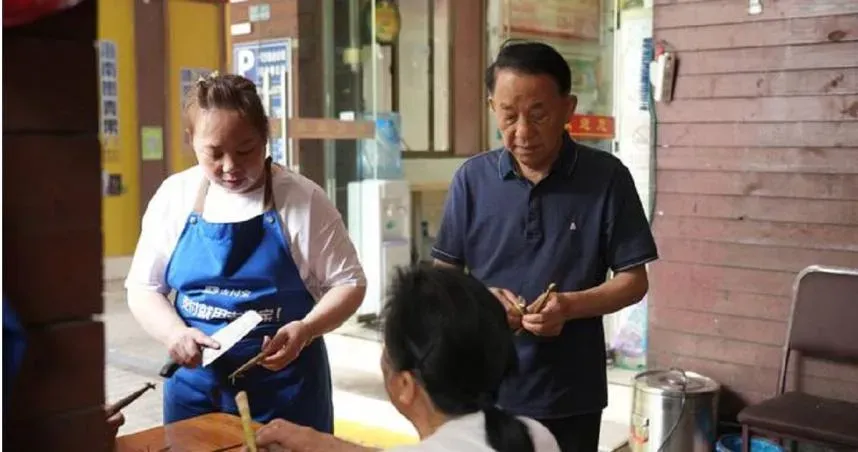 每天幫麵店鄰居洗碗、擦桌持續8年　熱心爺喊：給錢我不來
