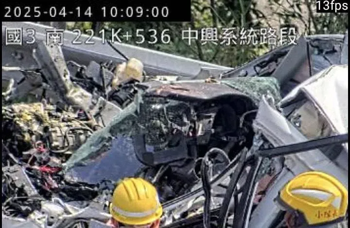 影/國3中興系統小車「沒入」砂石車尾　慘重畫面曝光