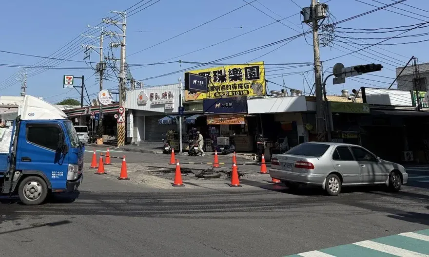 台中南屯周一驚魂！路面突現天坑狂噴水　警急封鎖現場
