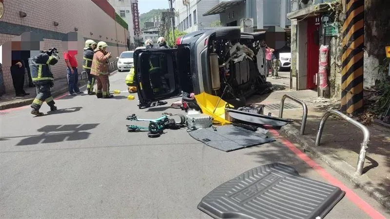新北翁心臟病發！妻駕車送醫自撞護欄翻車　他不幸身亡