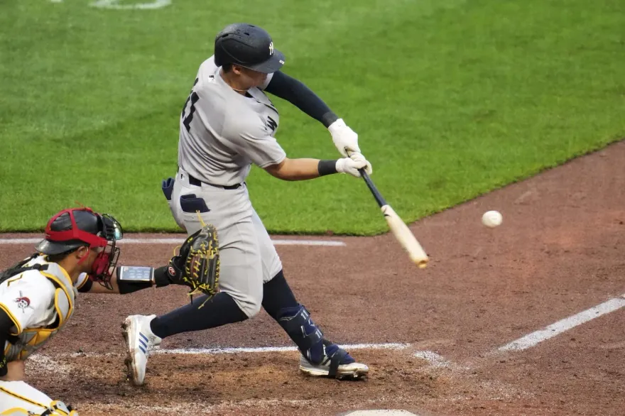 MLB/一支魚雷炸向觀眾席！　洋基沃爾普球棒脫手被大粗哥收下