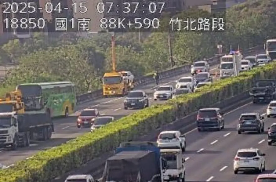 影/國1北向竹北段「遊覽車出事」！跟轎車追撞傷亡不明釀紫爆