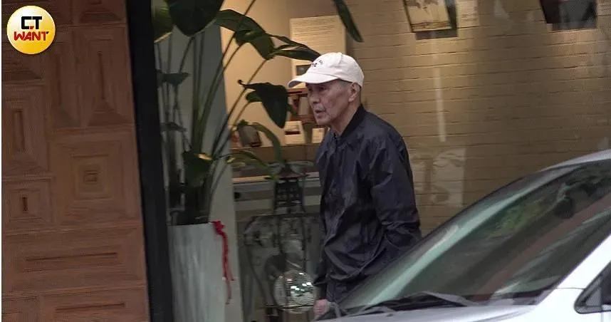患失智症2年！78歲侯孝賢0偽裝街頭散步　最新現況曝光