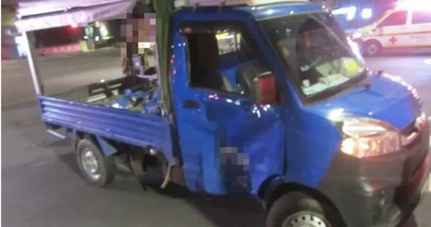貨車違規右轉撞飛騎士！板橋19歲男腎臟破裂　命危搶救中