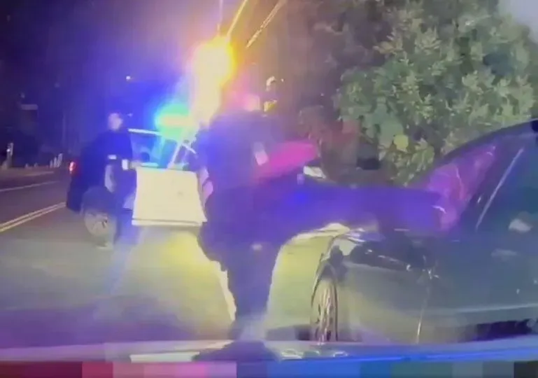 影/手腳並用片！礁溪警抓2拒檢飆車狂男「警棍+重踹」