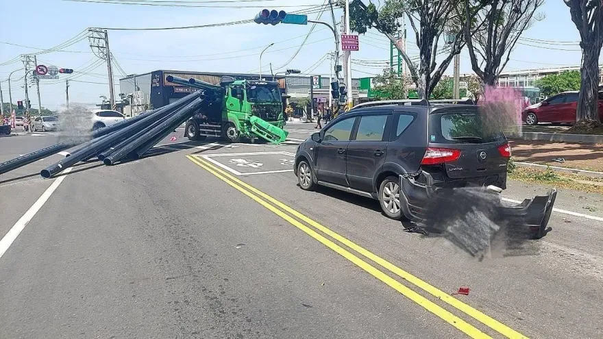影/驚悚瞬間曝！高雄聯結車路口連環撞　鋼管脫落一路滾