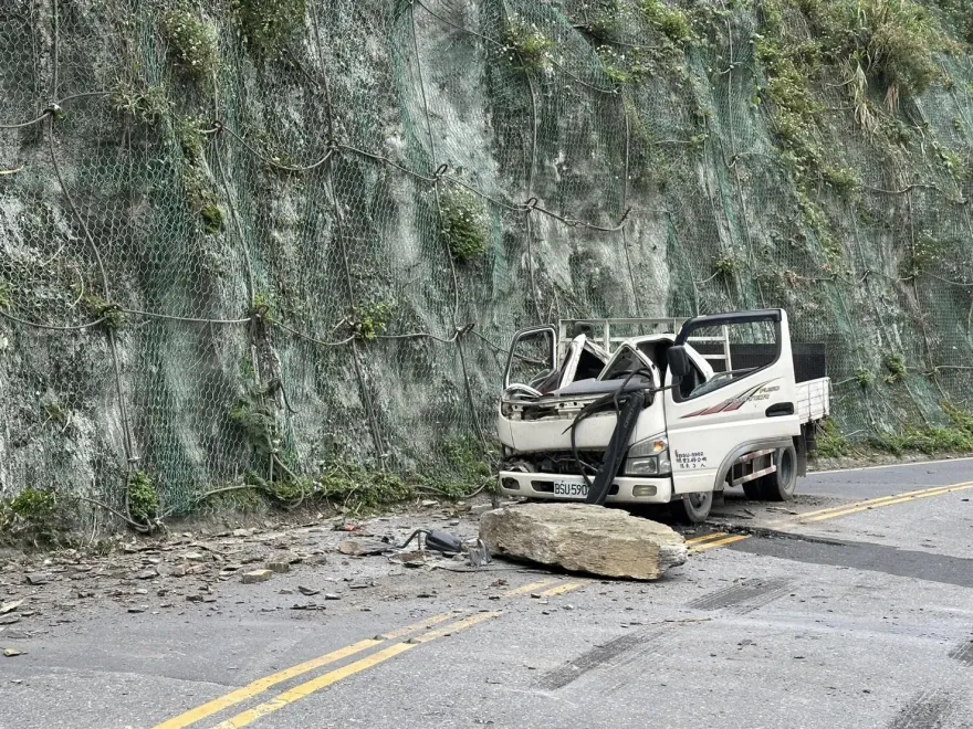 重大意外！宜蘭台7甲線「小貨車遭落石砸中」　1死1重傷