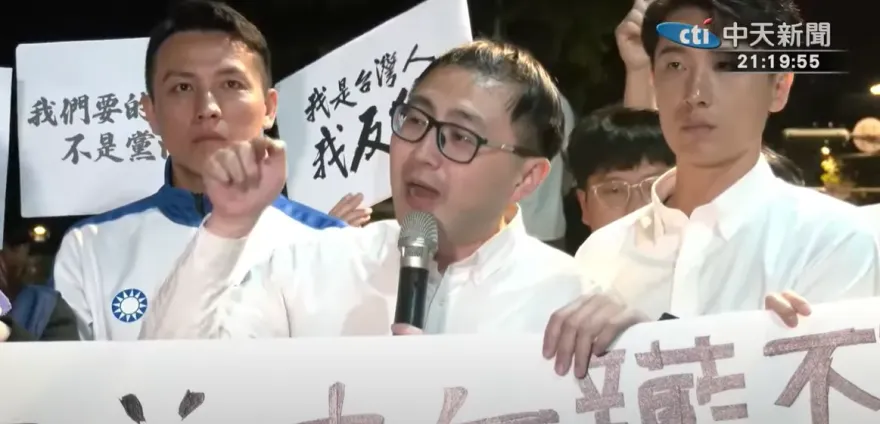 赴新北地檢聲援罷綠青年　廖先翔：對抗邪惡民進黨他們不孤單