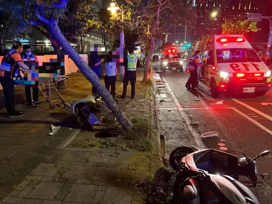 台南百萬轎車「連撞3車」肇逃！機車倒地白煙狂竄　2騎士受傷送醫