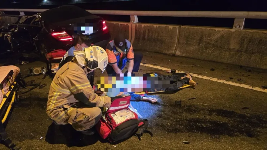 台南死亡車禍！賓士自撞匝道橋墩「車捲成鐵片、人噴飛不治」