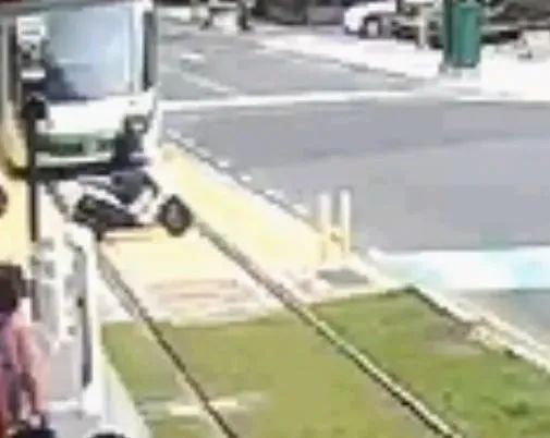影/高雄輕軌過站不停！卡半路「車廂阻礙路口」畫面曝