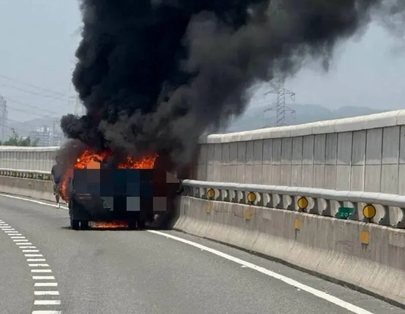 國3彰化快官段小貨車狂燃！「黑火龍竄天」驚悚畫面曝