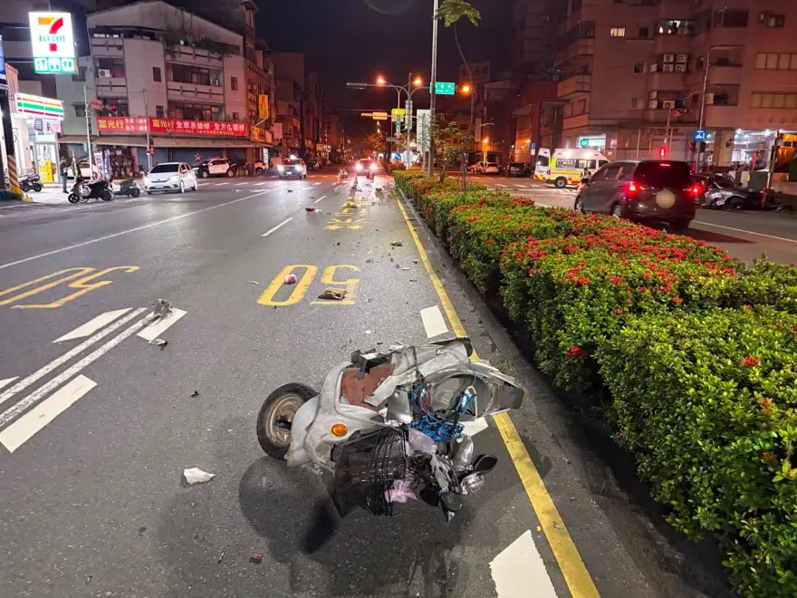 影/台中死亡車禍！　機車、轎車對撞「女騎士噴飛車毀慘死」