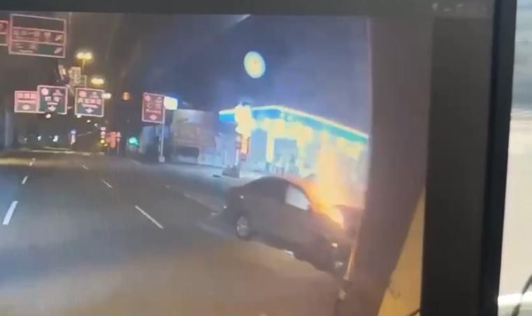 影/高雄重大事故！酒駕男拒檢狂飆1公里自撞「車陷火海」