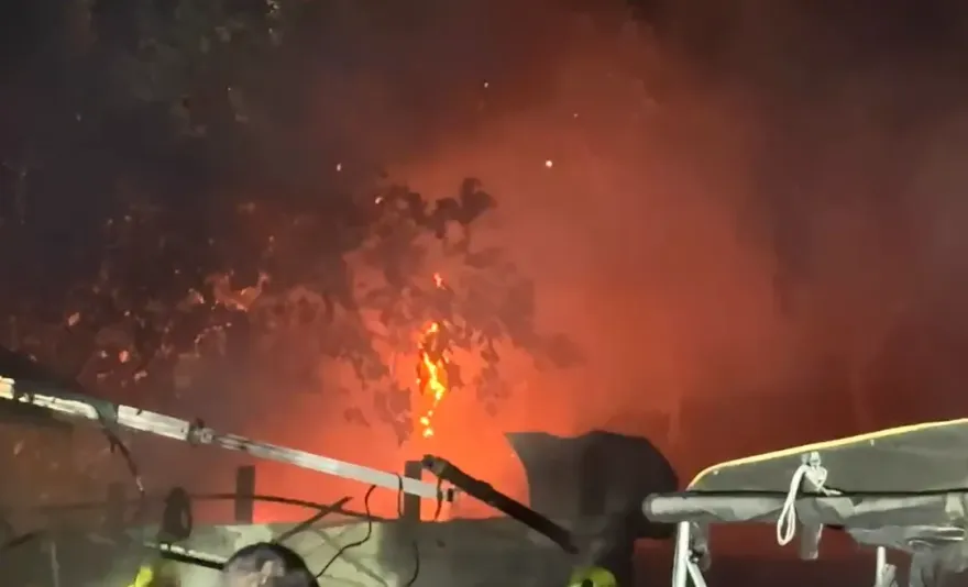 影/高雄停車場突傳爆炸聲「燒紅夜空」 　疑電動機車惹禍
