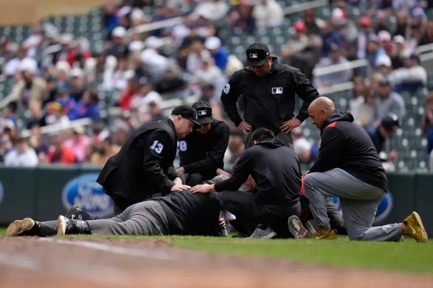 MLB/裁判遭界外球「狠K頭部」倒地　驚險瞬間曝光