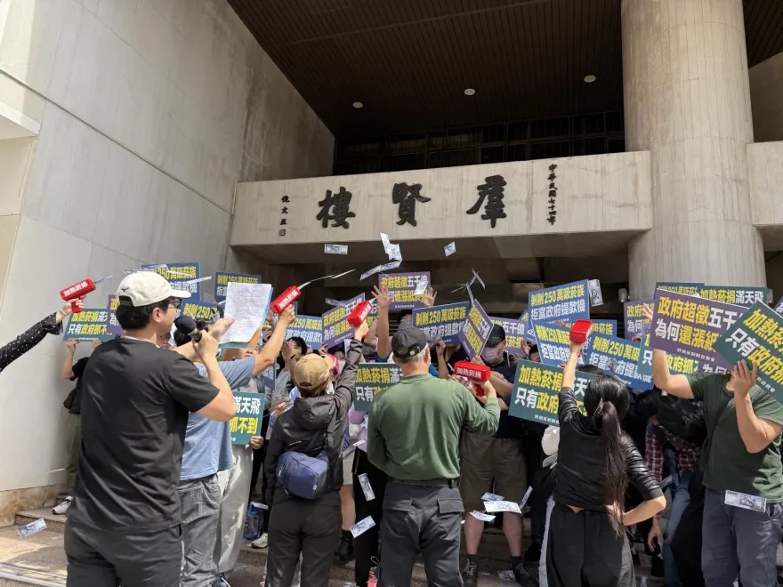政府超徵稅還要漲菸捐　吸菸族上街頭拒當提款機