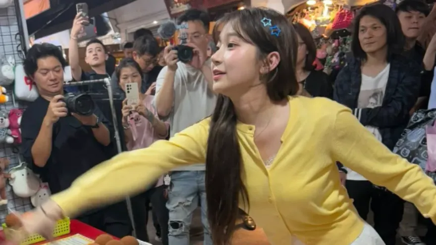 不畏爭議！李珠珢抵台逛夜市　吃鹽酥雞、玩遊戲全被拍