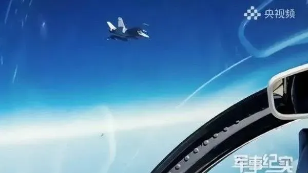 中美航母對峙跡象？陸官媒曝｢殲-15｣與美戰機同框