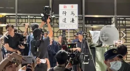 藍軍動員北檢集結抗議！警方第四次舉牌點名朱立倫