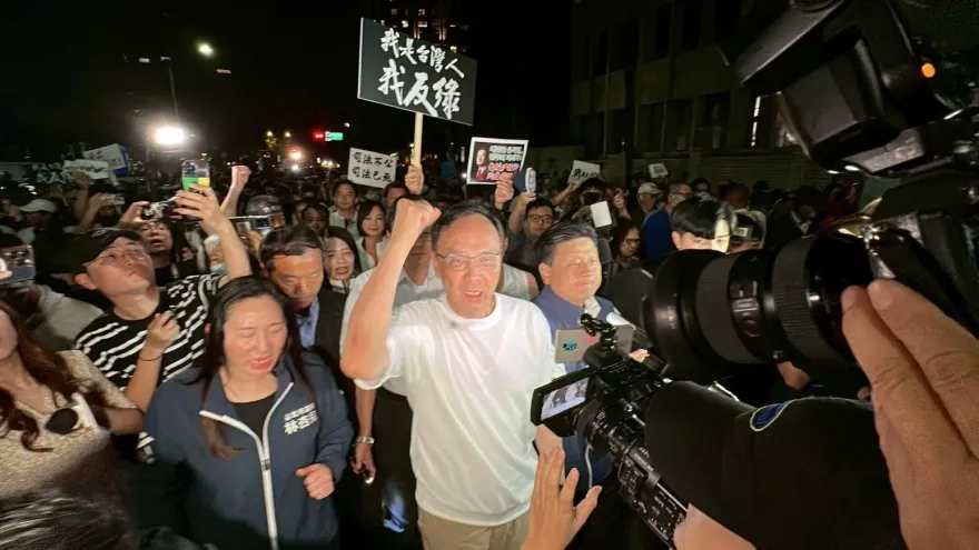 警方7度舉牌！　朱立倫、謝龍介、楊智伃涉集遊法遭法辦