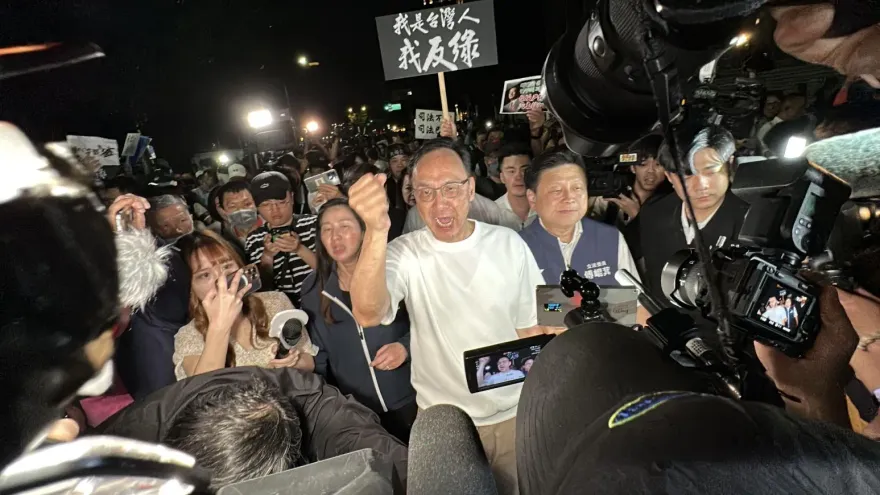 朱立倫、謝龍介、楊智伃北檢外集結　警通知到案說明