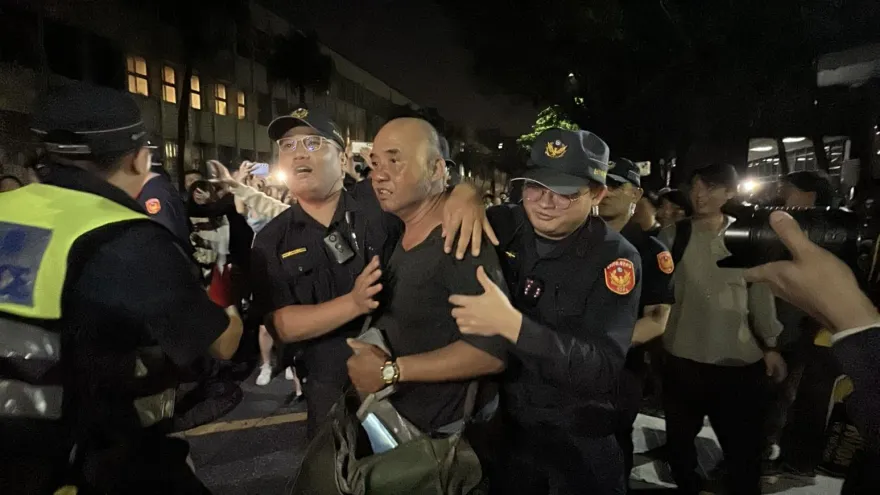 影/擦槍走火！男子北檢外嗆聲遭群眾圍剿　警方護送離開