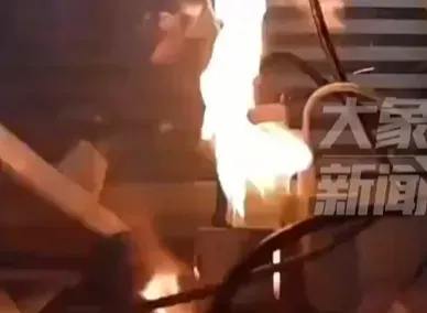 出門一趟燒成廢墟！「只因沒拔充電器」　陸男無奈：還要賠樓下