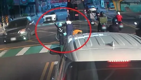 桃園2童「舉手欲過馬路」遭無視　民團痛批：這是國恥