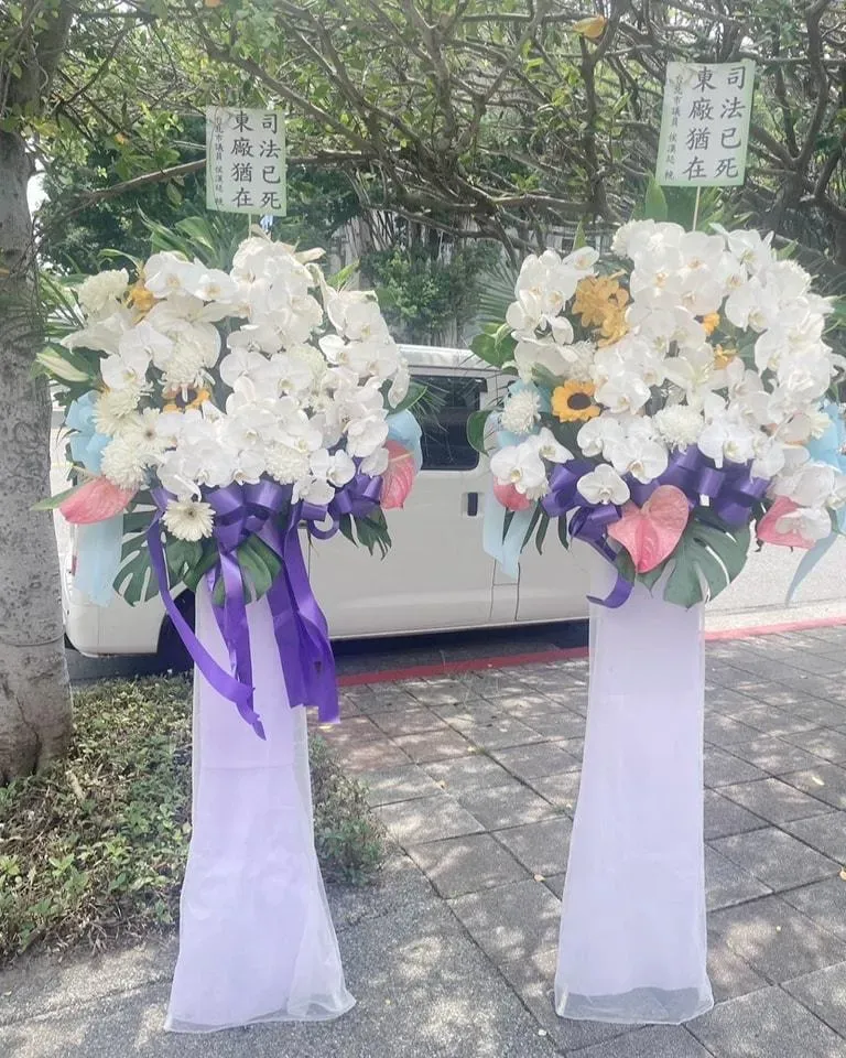 侯漢廷戰獨裁！送花籃到法務部「司法已死！東廠猶在！」