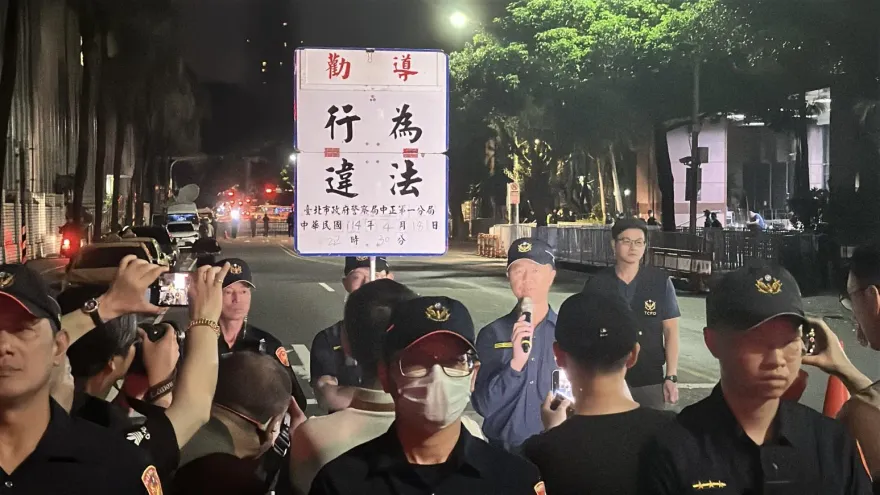 國民黨集結北檢外遭檢舉「太吵」　警方第一次舉牌「勸導」