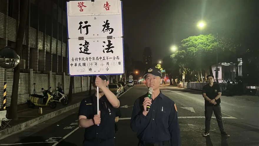 影/國民黨集結北檢外持續「宣講」　警方第二次舉牌「警告」