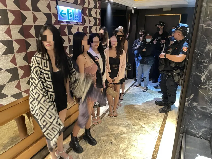 細肩帶刷整排！短裙辣妞「聚酒店」幹私密勾當　被帶走了