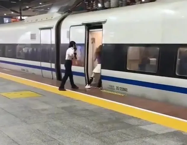 影/扯！陸女伸腿「卡門」讓親友趕高鐵　網曝光離譜行徑