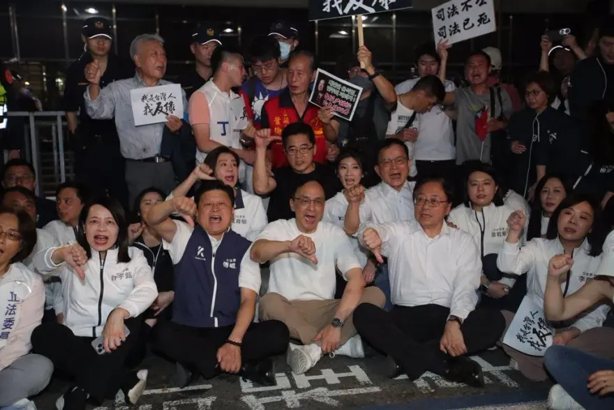 藍夜衝北檢！鍾沛君和警察擦身過「突聽2字低語」她震撼反應曝