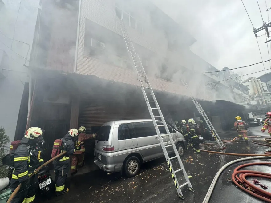 新北樹林「工廠大火」！3層樓建築陷火海　3人被救出