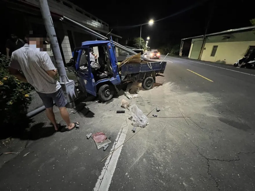 影/酒駕葬身山中！嘉義運將喝茫「開貨車撞電桿」慘死