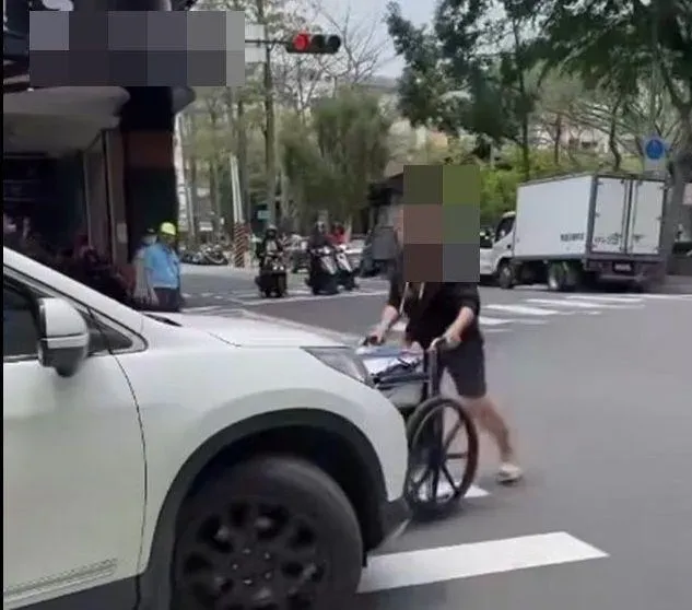 影/北投驚見「輪椅嬤對決轎車」！　網虧「油門催下去輸一半」